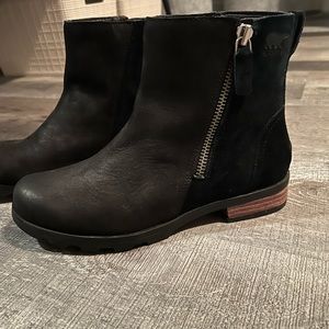 Sorel Waterproof Black Suede/Leather Two Tone Zip Up Bootie 7.5